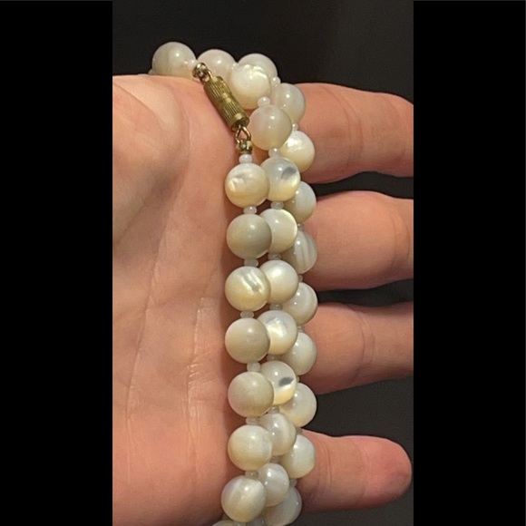 Vintage Mother of Pearl MOP Bead Necklace with Brass Barrel Clasp - Picture 12 of 16